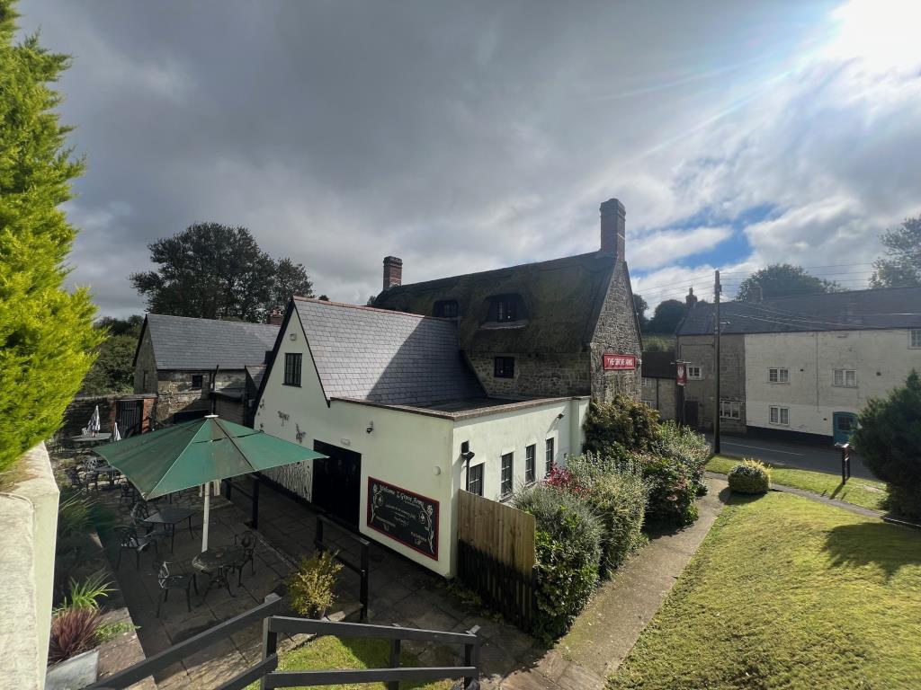 Lot: 119 - PUBLIC HOUSE ON SUBSTANTIAL PLOT - Rear photo